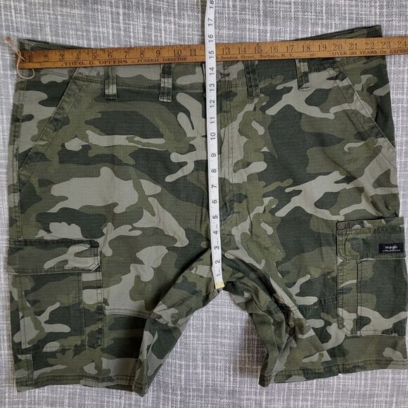 NWT Wrangler Cargo Short Ripstop Tech Pocket Light Stretch Green Camo Men's 46 - Picture 3 of 9